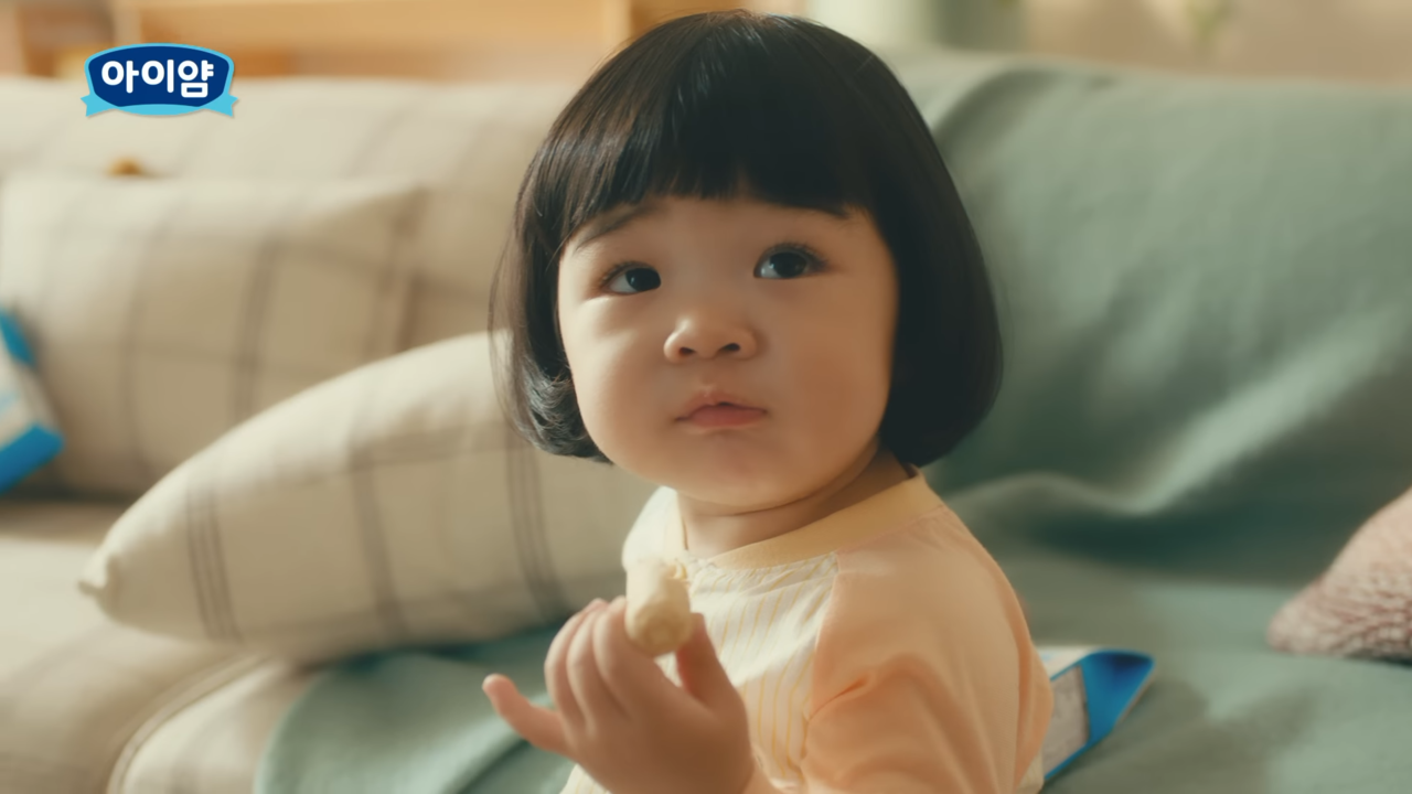 아이얌을 먹고 있는 어린 아이. 사진 일동후디스 유튜브 캡처