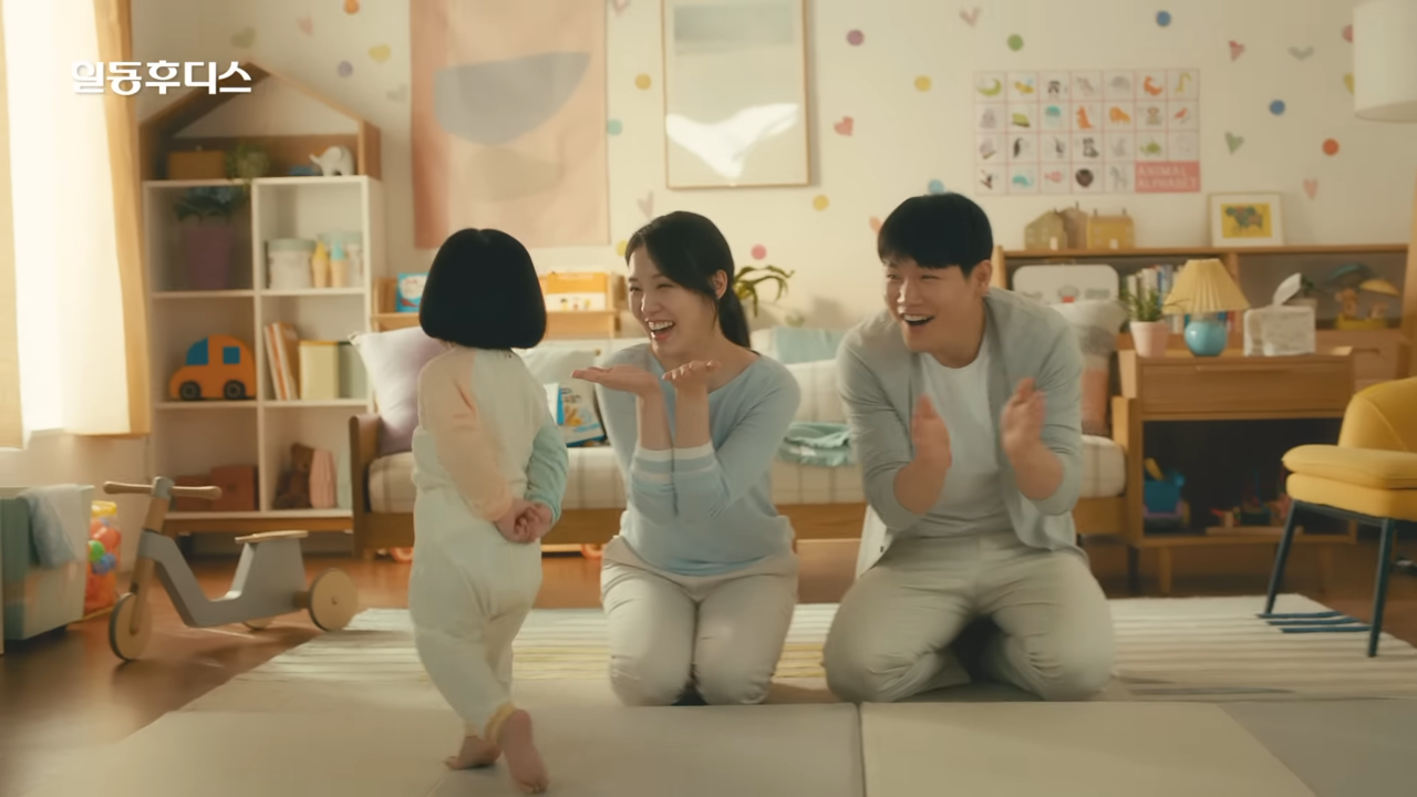 뒷짐지고 걸어가는 아이와 아이를 부르는 부모들. 사진 일동후디스 유튜브 캡처