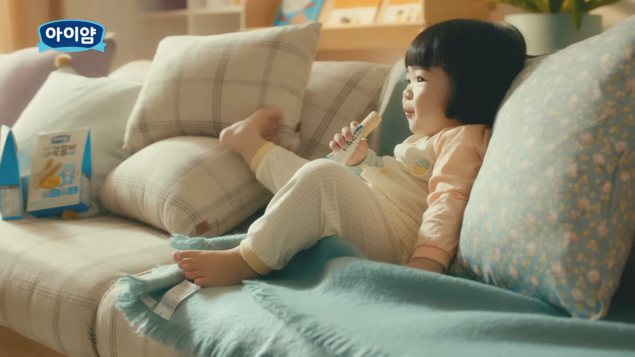소파에 앉아 아이얌을 먹는 아이. 사진 일동후디스 유튜브 캡처