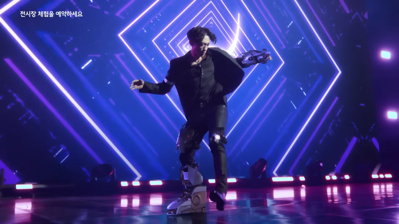 비가 로봇 수트를 착용하는 장면. 사진 바디프랜드 유튜브 캡처