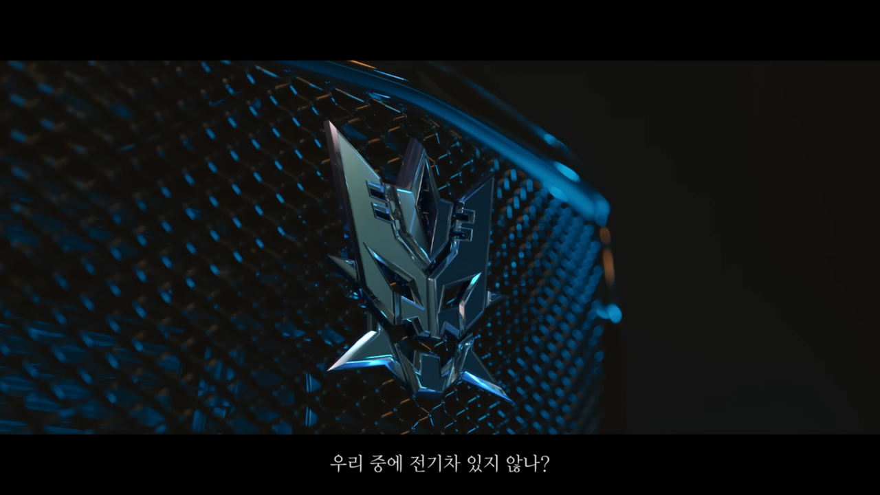 자동차 엠블럼이 로봇의 얼굴이 돼 대화를 나눈다. 사진 삼성카드 유튜브 캡처