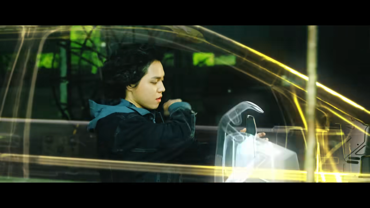 AP신문광고평론 No. 598 가수 원슈타인이 핸들에 손을 대지 않고 차를 운전하고 있다. 사진 2030부산세계박람회 유치 공식 유튜브 캡처