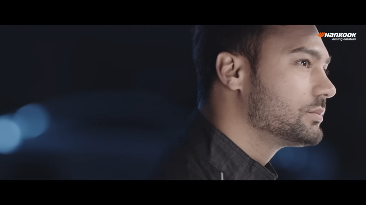 AP신문 광고평론 No. 600 차에 오르는 레이싱 선수. 사진 한국타이어 유튜브 캡처