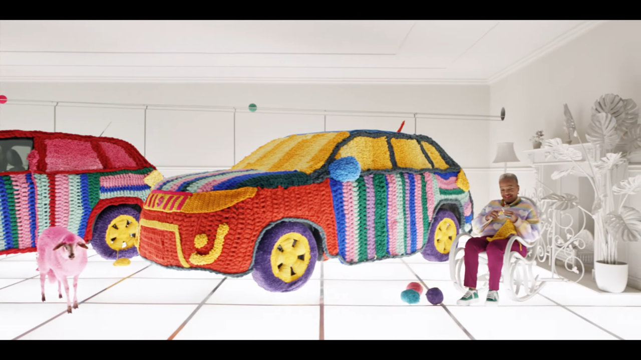 [AP신문광고평론 No.605]  뜨개질로 자동차를 위한 가디건을 짜는 할머니. 사진 영국 스즈키 유튜브 캡처 ⓒAP신문