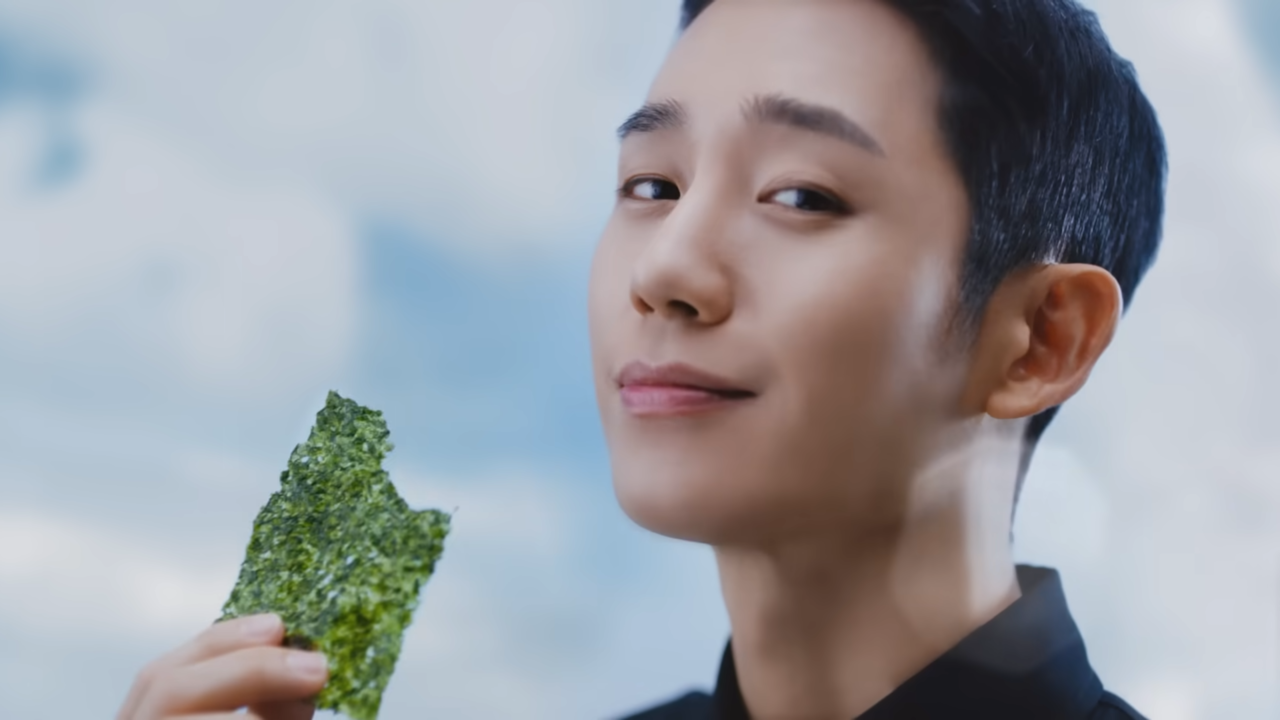 [AP신문광고평론 No. 612]  김을 뜯어먹는 정해인. 사진 동원F&B 유튜브 캡처 ⓒAP신문