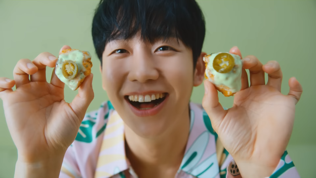 [AP신문광고평론 No. 615]  양 손에 고추마요 텐더를 들고 있는 정해인. 사진 푸라닭 유튜브 캡처 ⓒAP신문