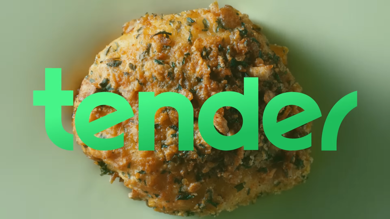 [AP신문광고평론 No. 615]  자막이 커다랗게 제품을 가리는 컷이 아쉽다는 의견도 존재한다. 사진 푸라닭 유튜브 캡처 ⓒAP신문