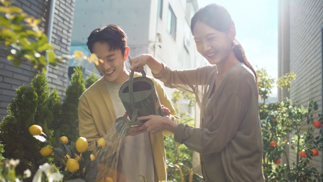 [AP신문광고평론 No. 616]  주거 고민이 해결돼 행복한 신혼부부의 모습. 사진 주택도시보증공사 유튜브 캡처 ⓒAP신문