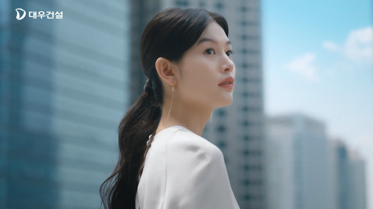 [AP신문광고평론 No.621] 도심항공 모빌리티 플랫폼을 이용하는 여성의 모습. 사진 대우건설 유튜브 캡처 ⓒAP신문