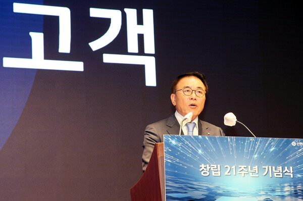 ©AP신문(AP뉴스)/ 이미지 제공 = 신한금융지주 ▲조용병 신한금융지주 회장이 1일 서울 중구에 위치한 신한금융 본사에서 개최된 지주사 창립 21주년 기념식에 참석해 임직원들에게 기념사를 전하고 있다.