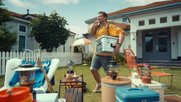 [AP신문광고평론 No.626]  남자가 캠핑 준비를 하고 있다. 사진 폭스바겐코리아 유튜브 캡처 ⓒAP신문