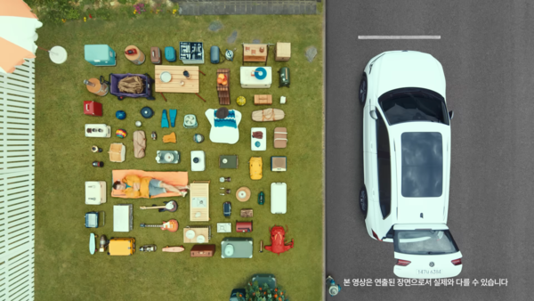 [AP신문광고평론 No.626]  많은 캠핑 용품들과 폭스바겐 티구안. 사진 폭스바겐코리아 유튜브 캡처 ⓒAP신문