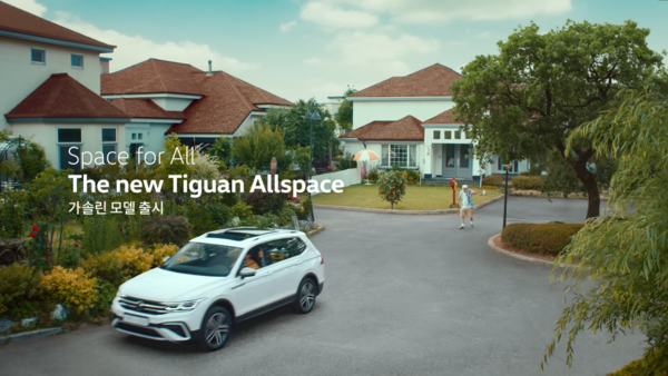 [AP신문광고평론 No.626]  차에 탄 개와 배웅하는 노인은 웃음을 유발한다. 사진 폭스바겐코리아 유튜브 캡처 ⓒAP신문