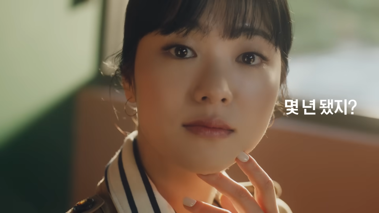 [AP신문광고평론 No.629] "우리 몇 년 됐지?"라고 묻는 배우 전여빈. 사진 빈폴 유튜브 캡처 ⓒAP신문