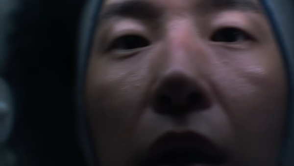 [AP신문 광고평론 No.633] 밥솥이 취사를 시작하며 흔들리는 모델. 사진 쿠첸 유튜브 캡처 ⓒAP신문