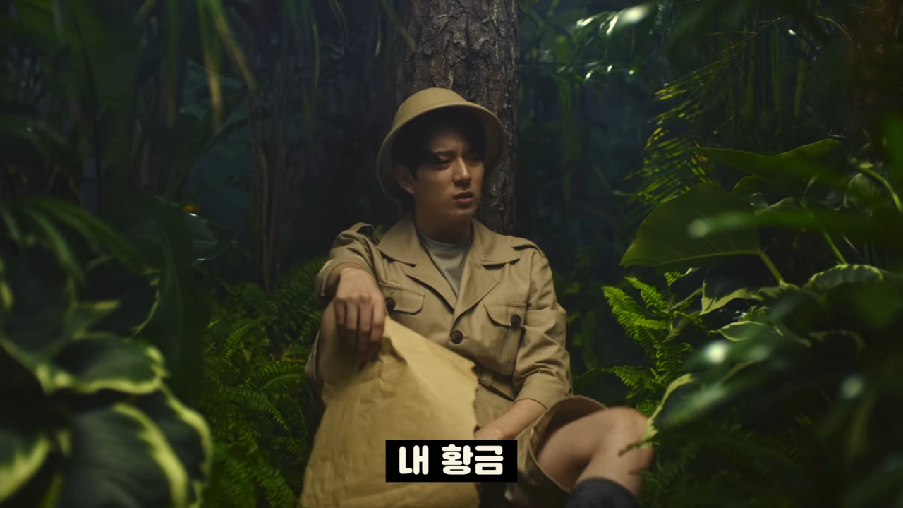 [AP신문 광고평론 No.647] 보물지도를 가지고 황금을 찾는 모습. 사진 버거킹 유튜브 캡처 ⓒAP신문