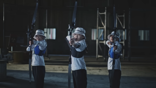  [AP신문 광고평론 No.653] 반전으로 양궁 선수들이 등장한다. 사진 디아블로 유튜브 캡처 ⓒAP신문