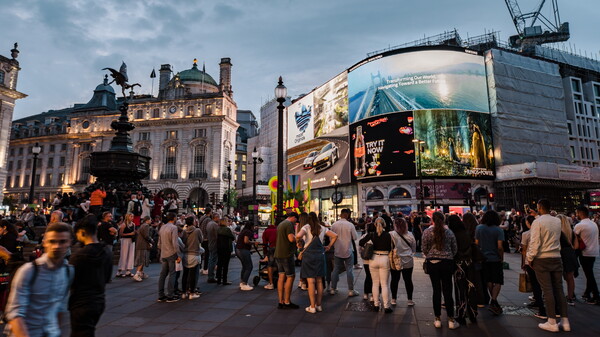 ©AP신문(AP뉴스)/ 이미지 제공 = 삼성전자 ▲삼성전자가 2030 부산세계박람회 유치위원회와 함께 영국 런던 피카딜리 광장의 대형 LED 전광판을 통해 '2030 부산세계박람회' 홍보 영상을 선보이고 있다.