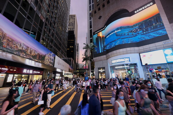 ©AP신문(AP뉴스)/ 이미지 제공 = 삼성전자 ▲삼성전자가 2030 부산세계박람회 유치위원회와 함께 홍콩 엔터테인먼트 빌딩의 대형 LED 전광판을 통해 '2030 부산세계박람회' 홍보 영상을 선보이고 있다.