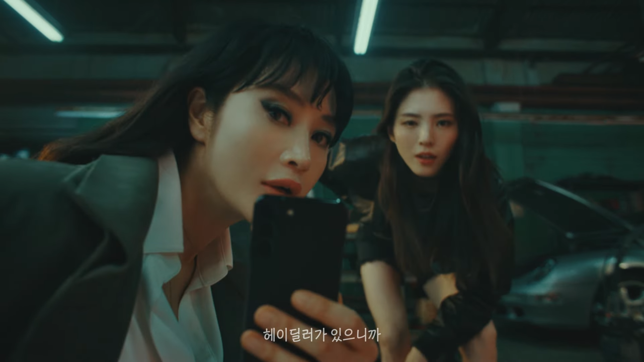   [AP신문 광고평론 No.659] 자동차를 유심히 살피는 김혜수와 한소희. 사진 헤이딜러 유튜브 캡처 ⓒAP신문