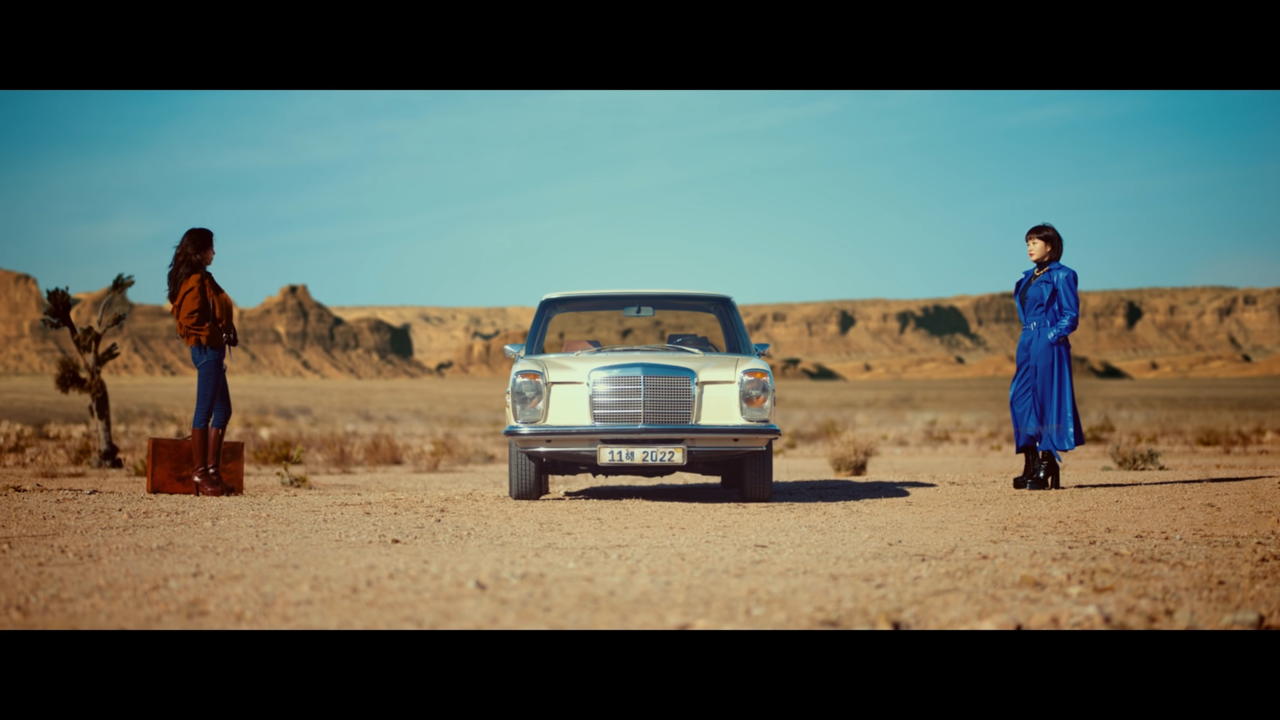   [AP신문 광고평론 No.659] 헤이딜러 광고는 지난 상반기에도 김혜수·한소희를 모델로 발탁해 서부영화 같은 연출을 선보이며 화제가 됐다. 사진 헤이딜러 유튜브 캡처 ⓒAP신문