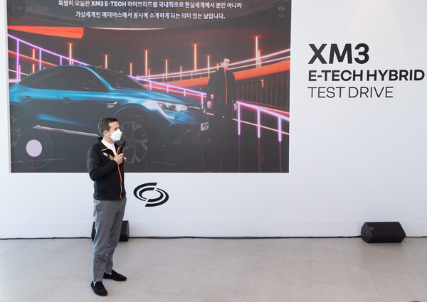 ©AP신문(AP뉴스)/ 이미지 제공 = 르노코리아자동차 ▲스테판 드블레즈 르노코리아자동차 대표이사가 'XM3 E-TECH 하이브리드' 미디어 부산 시승 행사에서 가상 공간과 동시에 설명하고 있다.