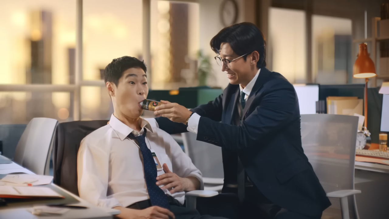 [AP신문 광고평론 No.668] 지친 동료의 입에 쿠퍼스를 물려주는 장면. 사진 채널 hy 유튜브 캡처 ⓒAP신문