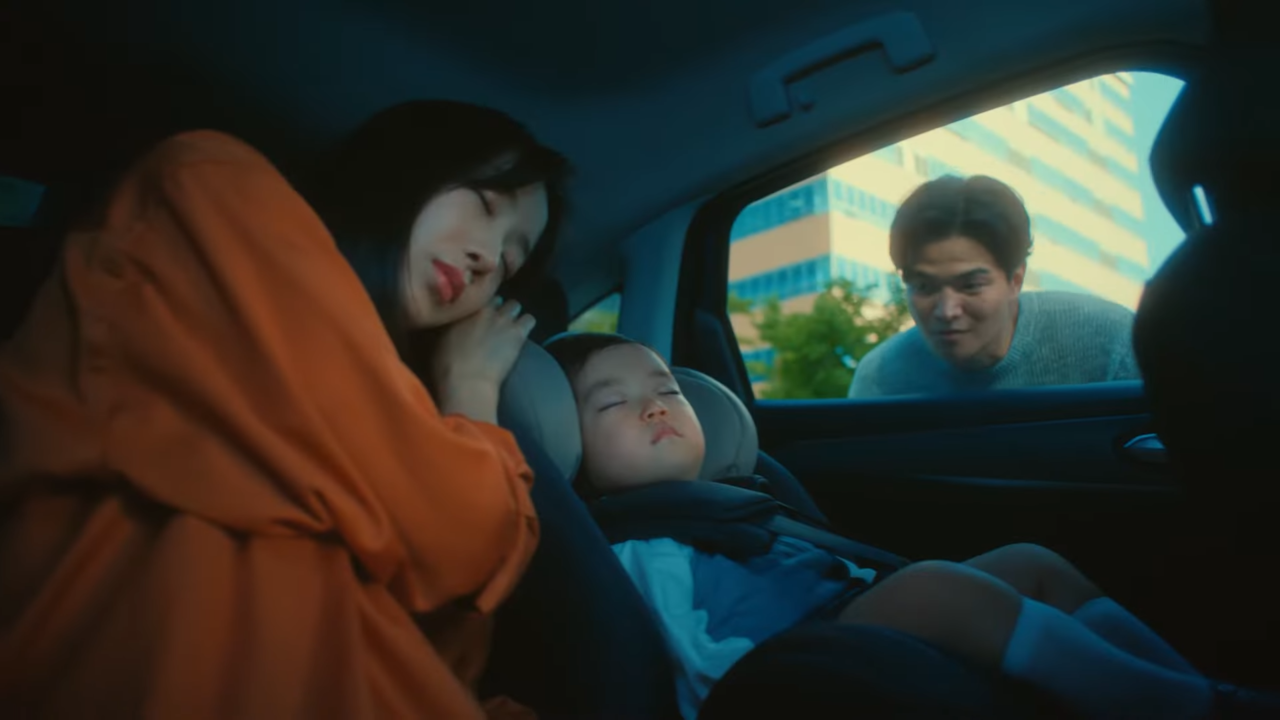 [AP신문 광고평론 No.680] 조용한 차 안에서 가족들이 잠든 모습. 사진 르노코리아자동차 유튜브 캡처 ⓒAP신문