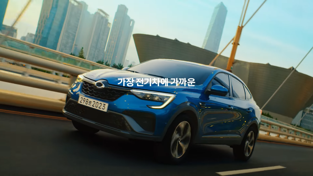 [AP신문 광고평론 No.680] '가장 전기차에 가까운'이라는 슬로건과 주행씬. 사진 르노코리아자동차 유튜브 캡처 ⓒAP신문