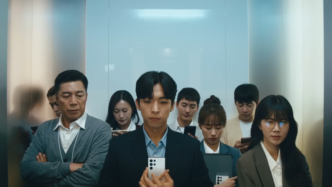 [AP신문 광고평론 No.687] 잡코리아 보는 나대리(주종혁)을 못마땅하게 보는 팀장(안길강). 사진 잡코리아 브랜드 패밀리 캐릭터 '드림즈크루' 유튜브 채널 캡처 ⓒAP신문