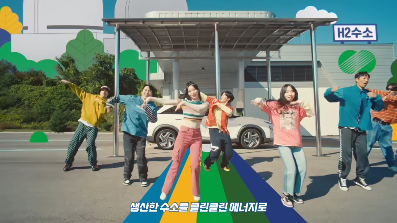 [AP신문 광고평론 No.693] 광고는 CM송과 춤을 중심으로 전개된다. 사진 한수원 KHNP 유튜브 캡처 ⓒAP신문