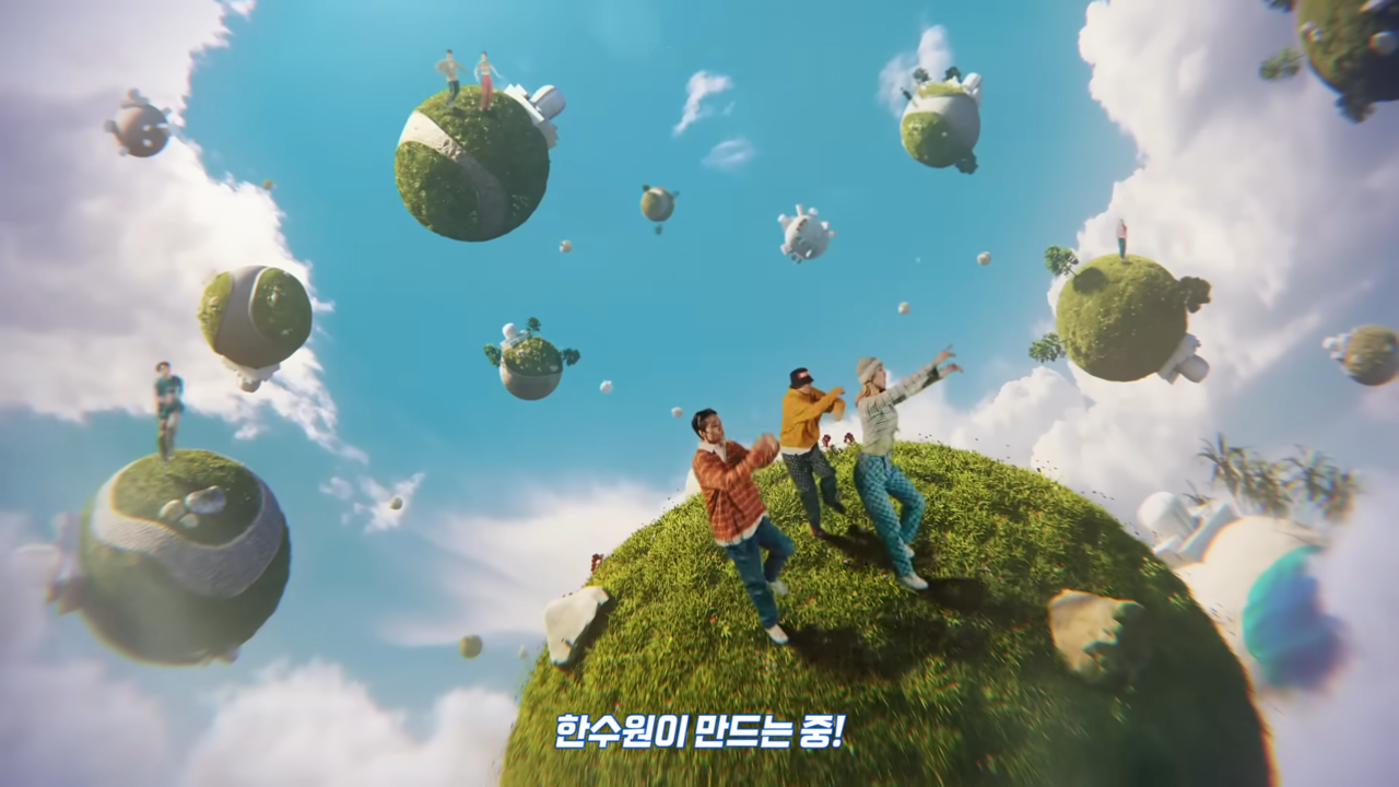 [AP신문 광고평론 No.693] 잔디가 깔리 구체 위에서 사람들이 춤을 춘다. 사진 한수원 KHNP 유튜브 캡처 ⓒAP신문