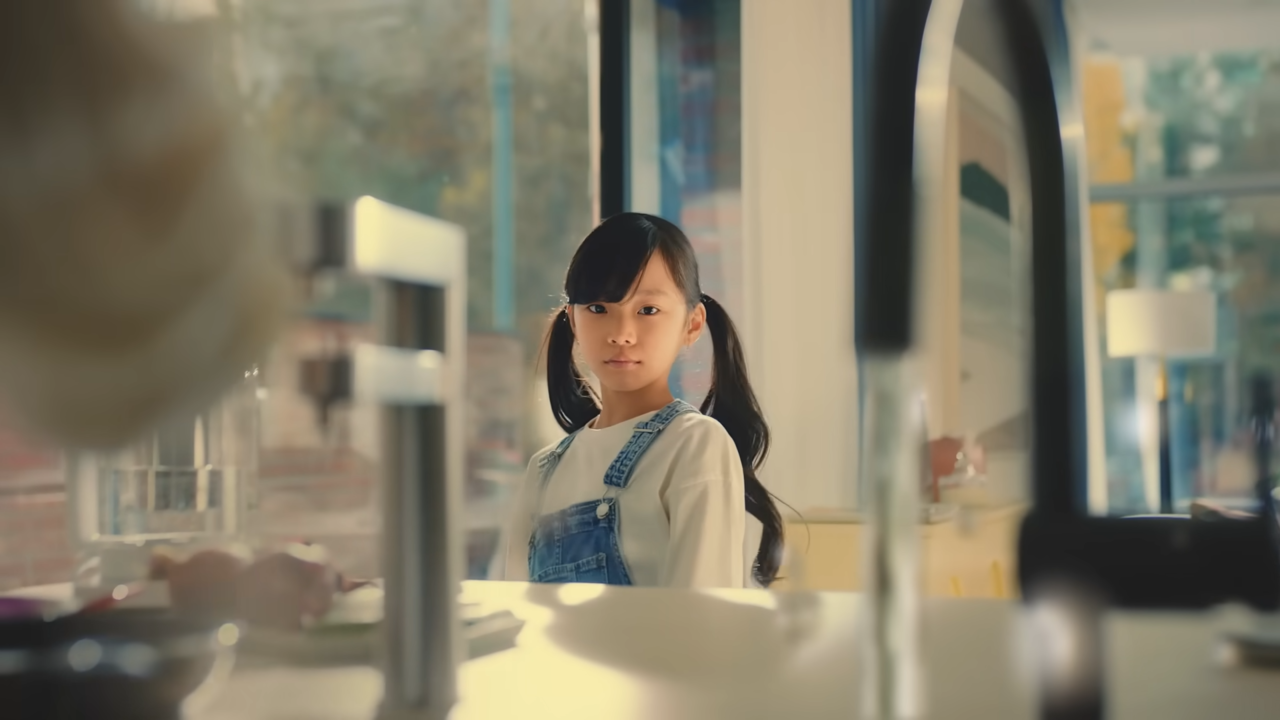 [AP신문 광고평론 No.695] 낭비되고 있는 물을 바라보는 아이. 사진 환경부 유튜브 캡처 ⓒAP신문