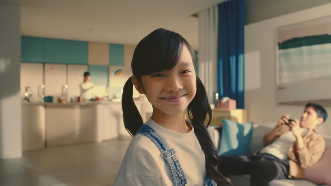 [AP신문 광고평론 No.695] 문제를 해결하고 웃음 짓는 아이. 뒤에 어른들은 문제를 자각하지 못한 모습이다. 사진 환경부 유튜브 캡처 ⓒAP신문