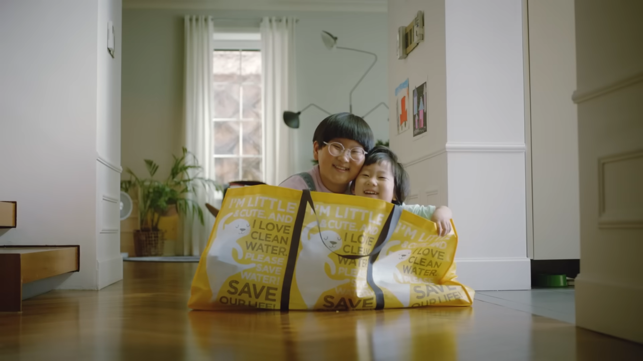 [AP신문 광고평론 No.702] 업사이클링으로 사이즈를 크게 만든 이마트 장바구니 안에 들어가있는 어린이들. 사진 이마트 LIVE 유튜브 캡처 ⓒAP신문