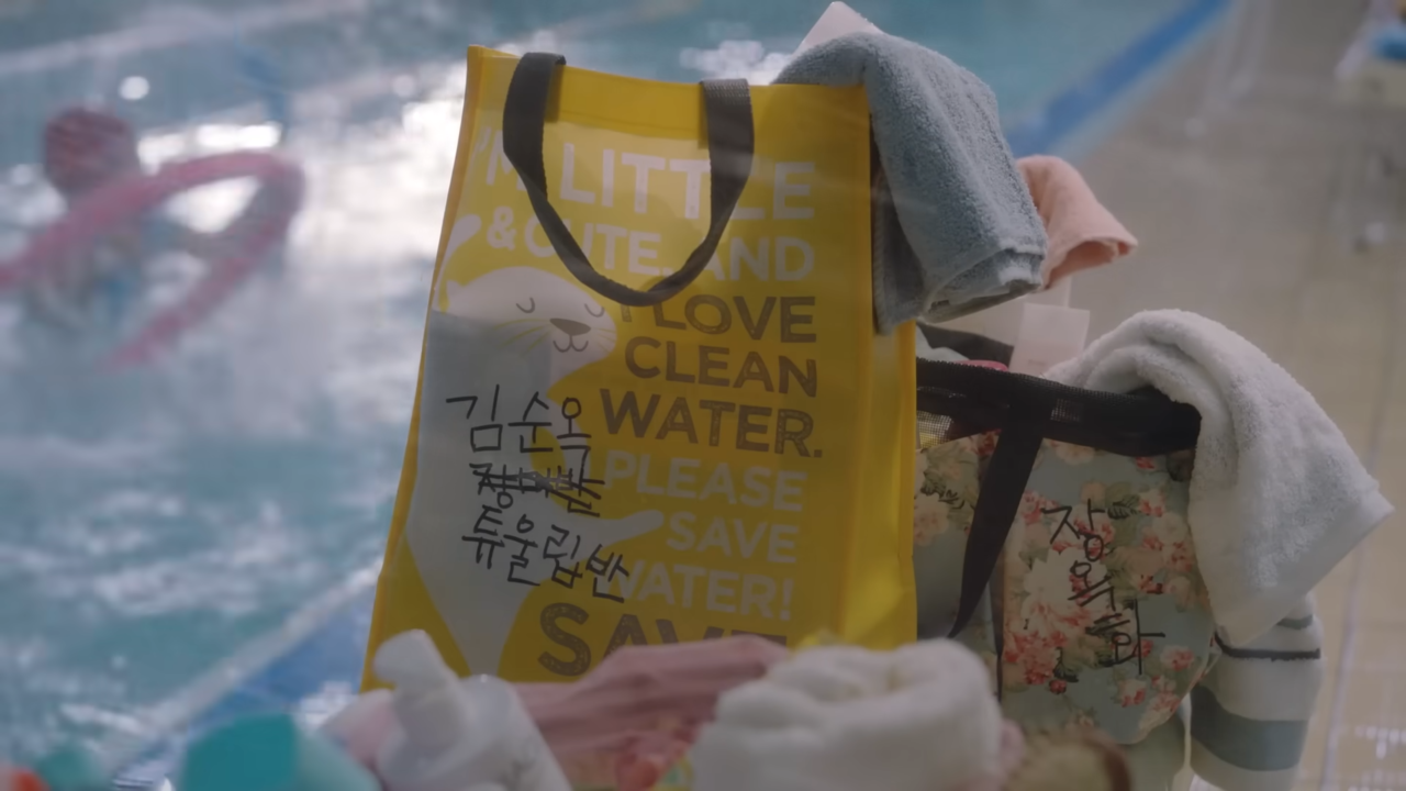 [AP신문 광고평론 No.702] 어르신의 수영 가방으로 쓰이는 모습. 사진 이마트 LIVE 유튜브 캡처 ⓒAP신문