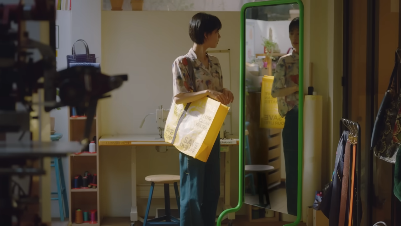 [AP신문 광고평론 No.702] 업사이클링으로 더 사이즈가 큰 가방을 만들었다. 사진 이마트 LIVE 유튜브 캡처 ⓒAP신문