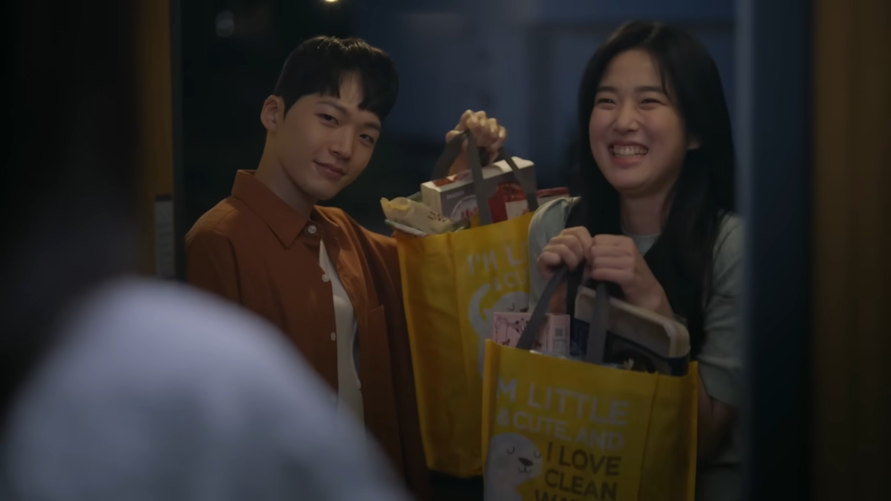 [AP신문 광고평론 No.702] 장바구니로서 제 기능을 하는 모습도 빠지지 않고 보여준다. 사진 이마트 LIVE 유튜브 캡처 ⓒAP신문