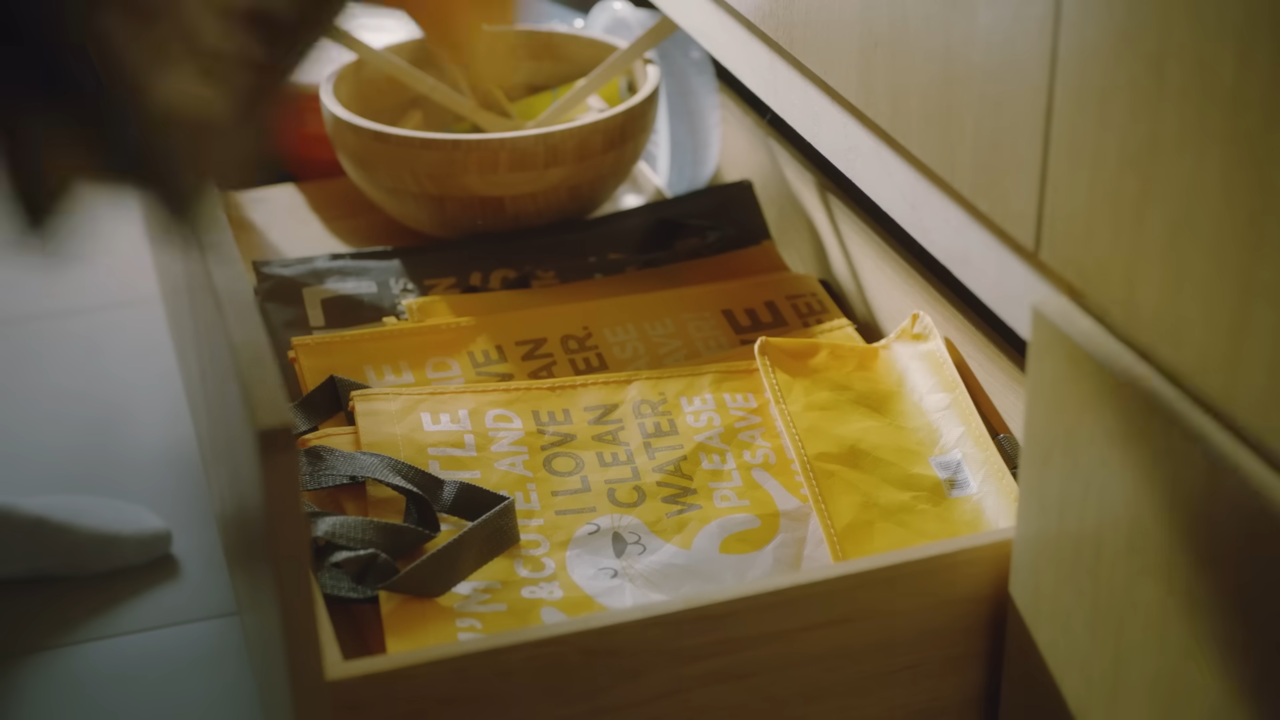 [AP신문 광고평론 No.702] 서랍에 쌓여있는 이마트 장바구니. 사진 이마트 LIVE 유튜브 캡처 ⓒAP신문