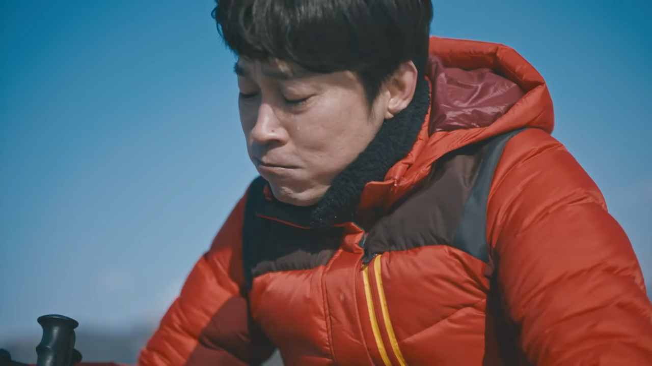 [AP신문 광고평론 No.712] 눈물 젖은 밥을 먹고 있는 중년 남성. 사진 현대해상 유튜브 캡처 ⓒAP신문
