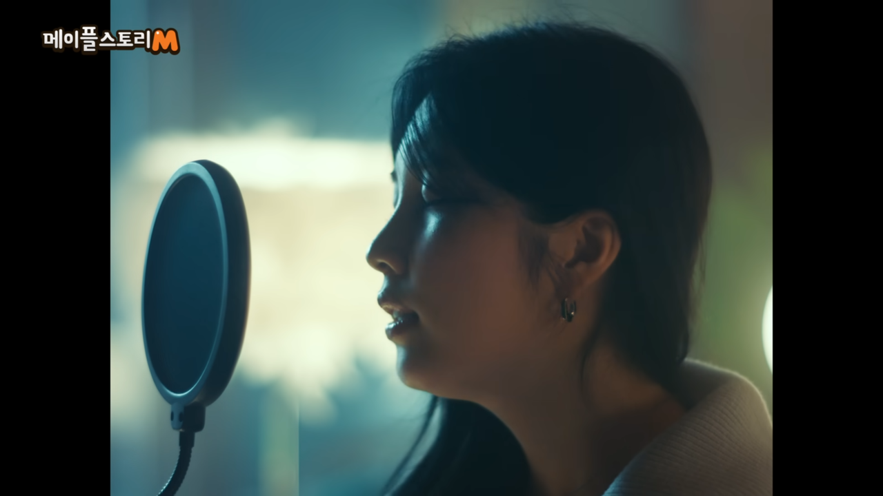 [AP신문 광고평론 No.723] 마이크 앞에서 노래 부르는 권진아. 사진 메이플스토리M 유튜브 캡처 ⓒAP신문