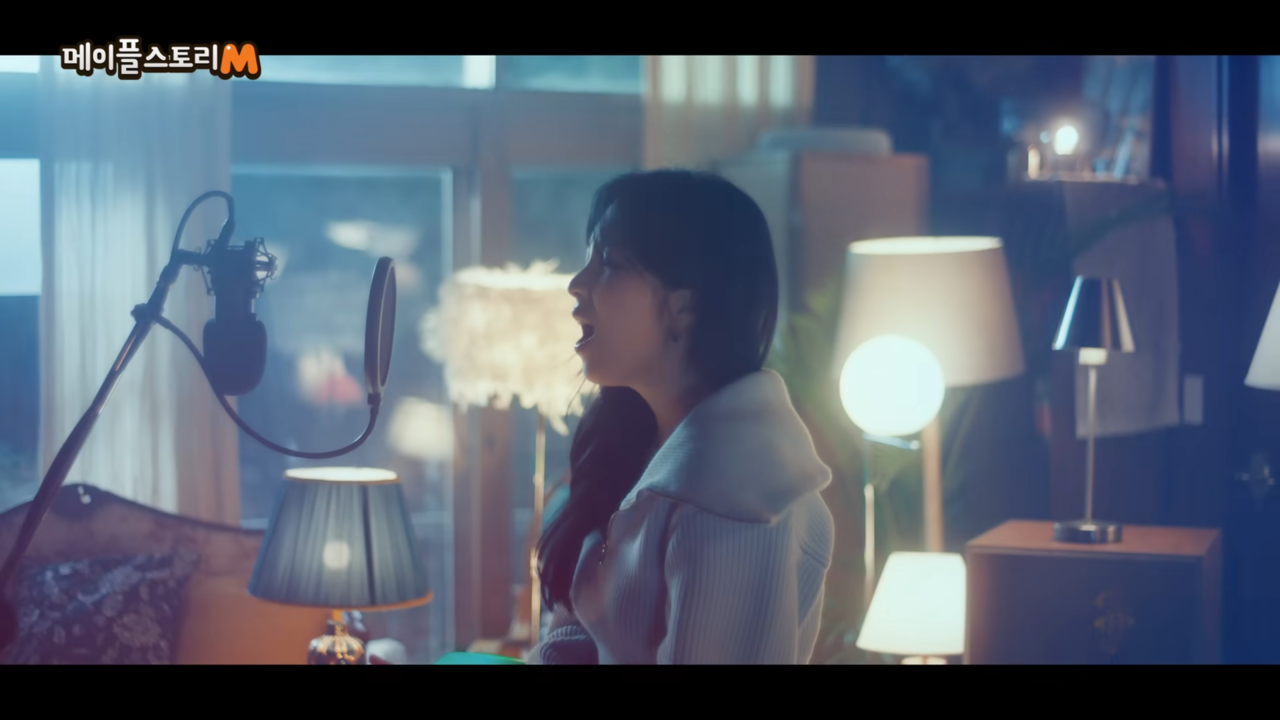 [AP신문 광고평론 No.723] 조명을 많이 사용해 따뜻한 분위기를 연출한다. 사진 메이플스토리M 유튜브 캡처 ⓒAP신문