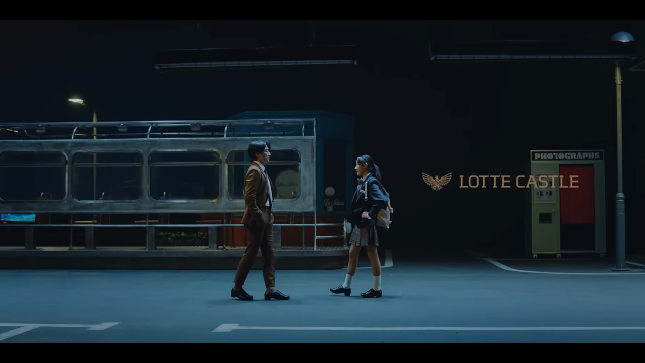 [AP신문 광고평론 No.735]  사이좋게 마주보고 걷는 부녀. 사진 오케롯캐 유튜브 캡처 ⓒAP신문