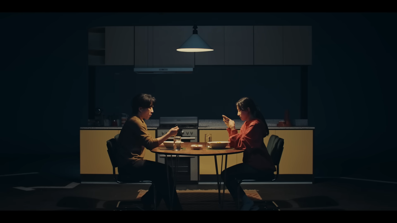 [AP신문 광고평론 No.735]  식탁에 앉아서 핸드폰만 보는 딸과 그런 딸을 지켜보는 아빠. 사진 오케롯캐 유튜브 캡처 ⓒAP신문