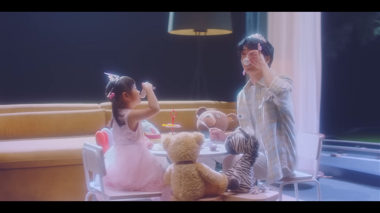 [AP신문 광고평론 No.735]  아이가 어렸을 때 아이와 아빠가 함께 소꿉놀이 하는 모습. 사진 오케롯캐 유튜브 캡처 ⓒAP신문