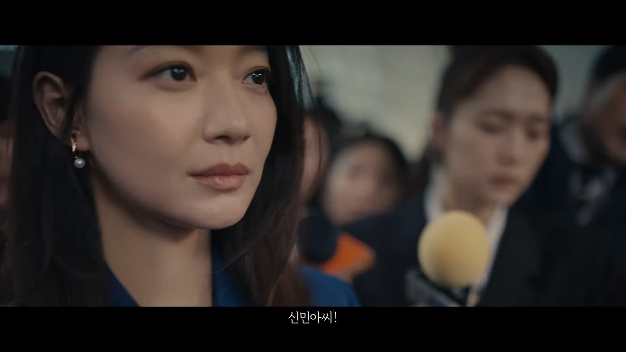 [AP신문 광고평론 No.736]  기자와 팬들에게 둘러싸인 신민아. 사진 채널 hy 유튜브 캡처 ⓒAP신문