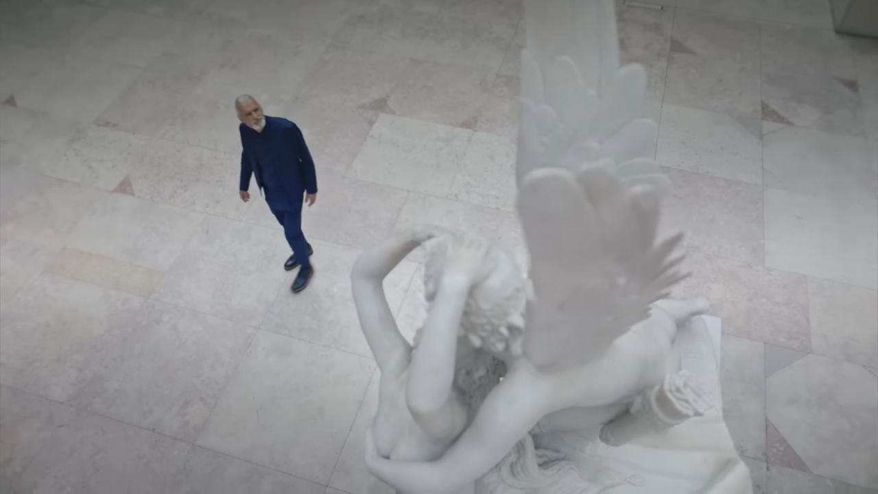 [AP신문 광고평론 No.740]  미술관에서 고전적인 조각상을 감상하는 사람. 사진 BMW Korea 유튜브 캡처 ⓒAP신문