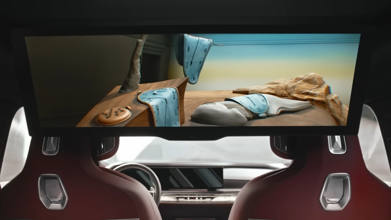 [AP신문 광고평론 No.740]  아래는 정적인 자동차 내부, 위는 예술작품이 줌아웃되는 영상으로 위아래를 나눠 화면을 구성했다. 사진 BMW Korea 유튜브 캡처 ⓒAP신문