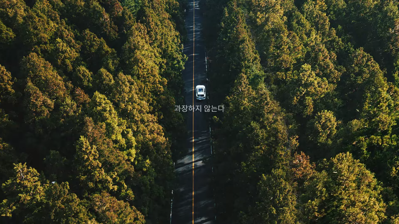 [AP신문 광고평론 No.745] 숲속 길을 가로지르는 투아렉. 사진 폭스바겐코리아 유튜브 캡처 ⓒAP신문