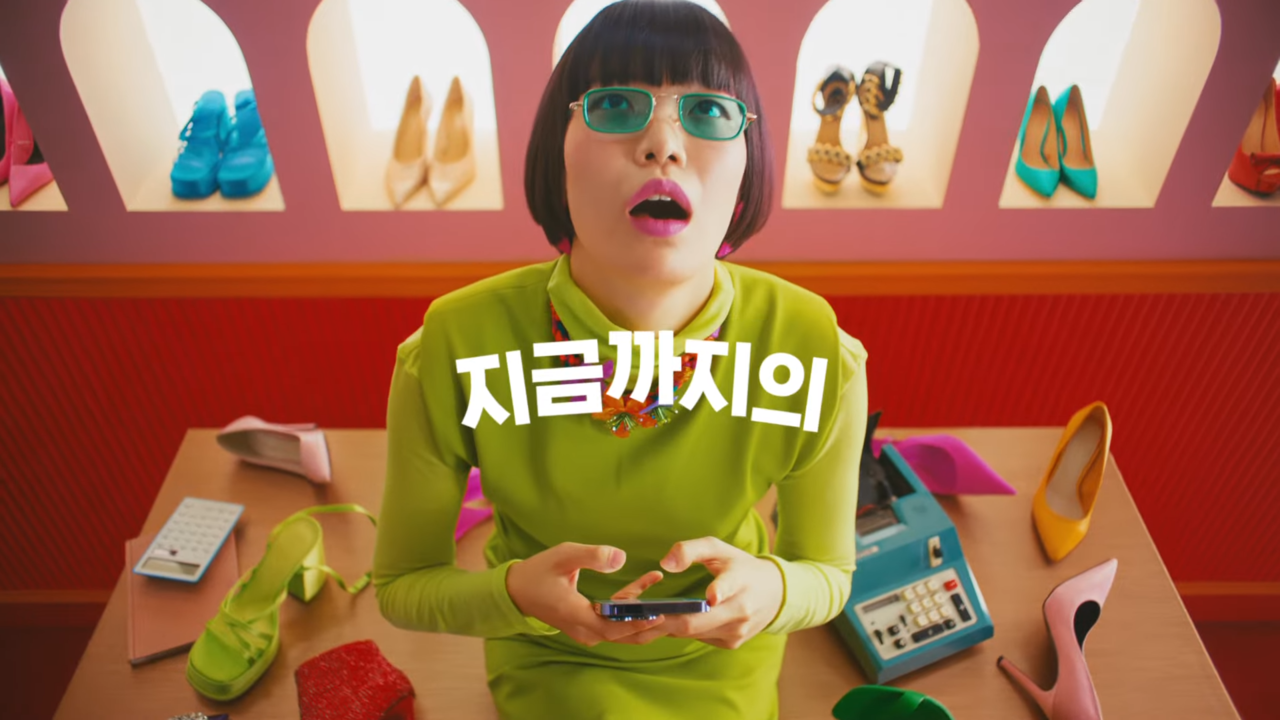 [AP신문 광고평론 No.751] 지루하게 택배를 기다리는 사람의 모습. 사진 CJ대한통운 유튜브 캡처 ⓒAP신문